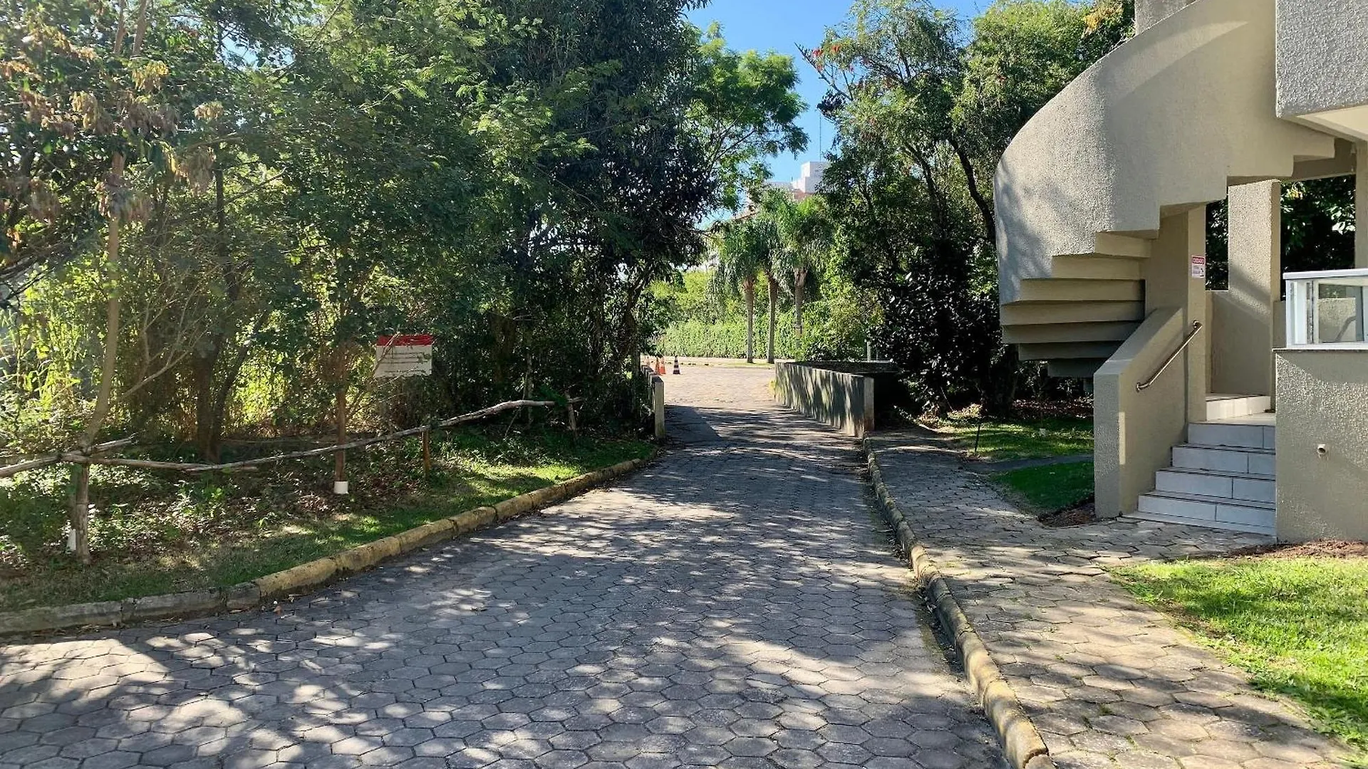 Res. Solar das Bromélias Bombinhas 0*,  Brasil